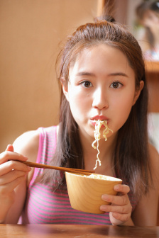 两人在床上热吻